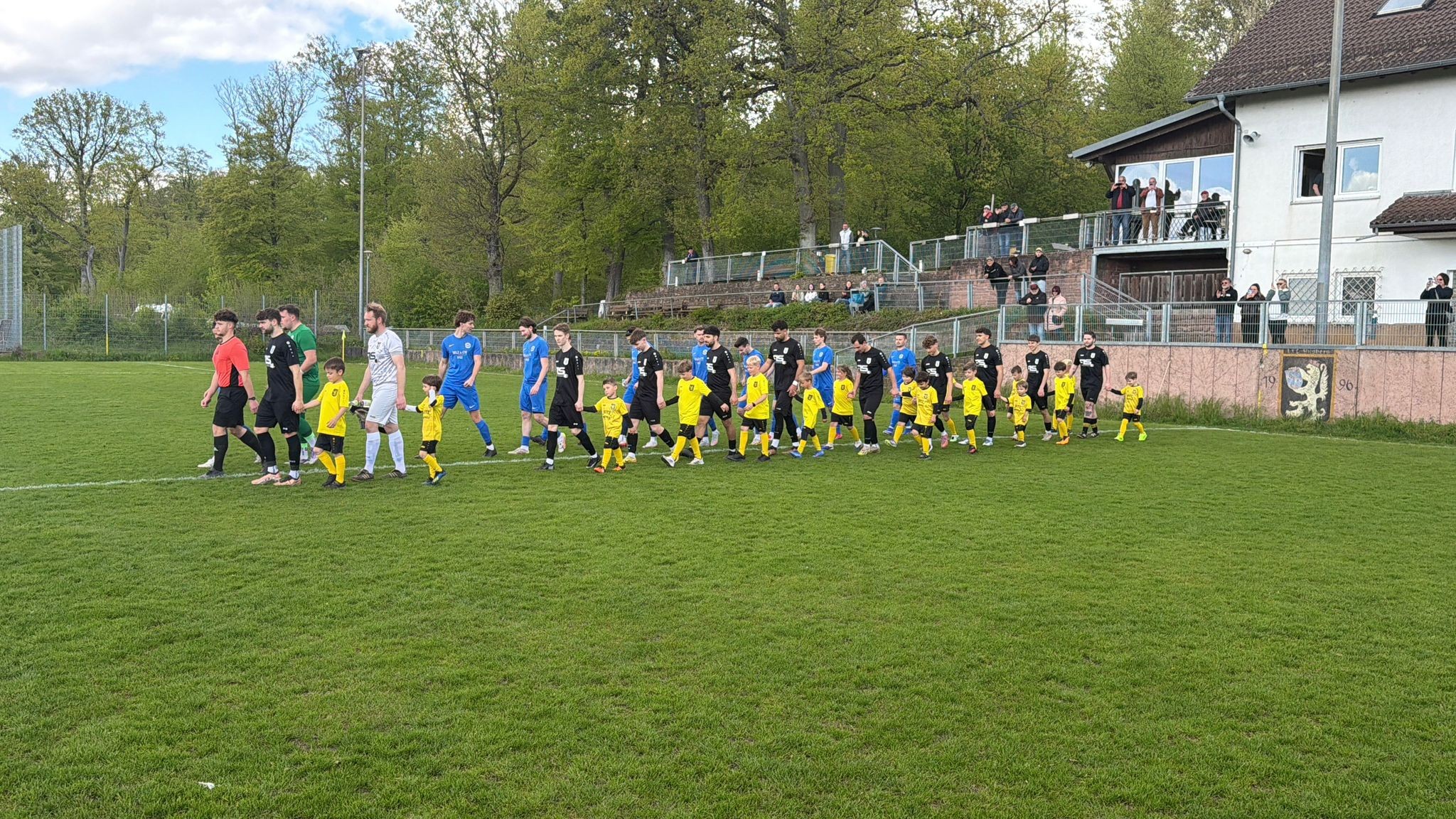 Einlaufkinder beim Spiel der Ersten Mannschaft