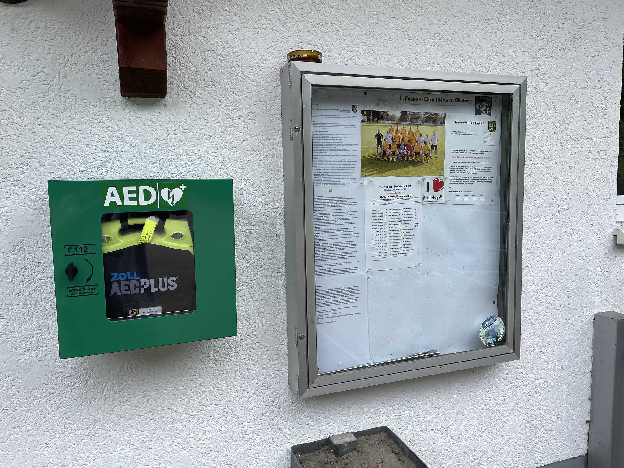 Neuer Standort eines Defibrillator am Eingang beim Clubhaus des 1. FC Dilsberg